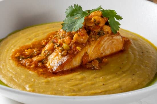 Peixe Branco ao molho de Moqueca de Mini Camarões e Purê de banana da terra