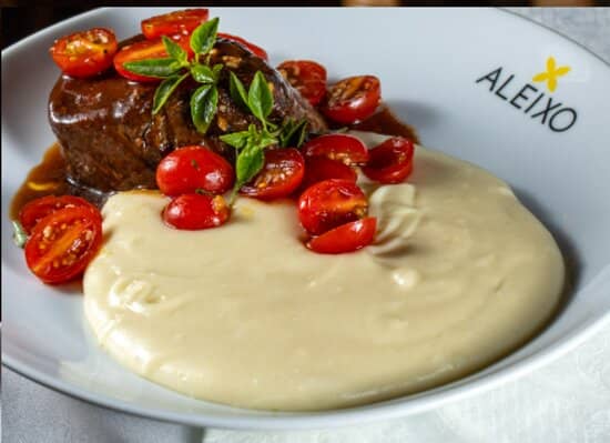 Medalhão de Filé Mignon com Salsa Mediterrânea fresca e Aligot de Cará