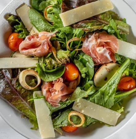 Salada Aleixo com Parma Cru, Lascas de Parmesão e Citronete de Mel Trufado