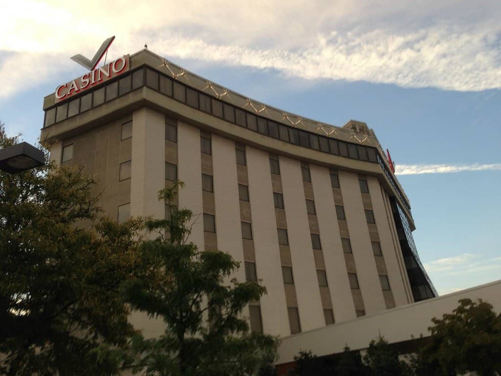 Seasonal Outdoor Pool & Cabanas