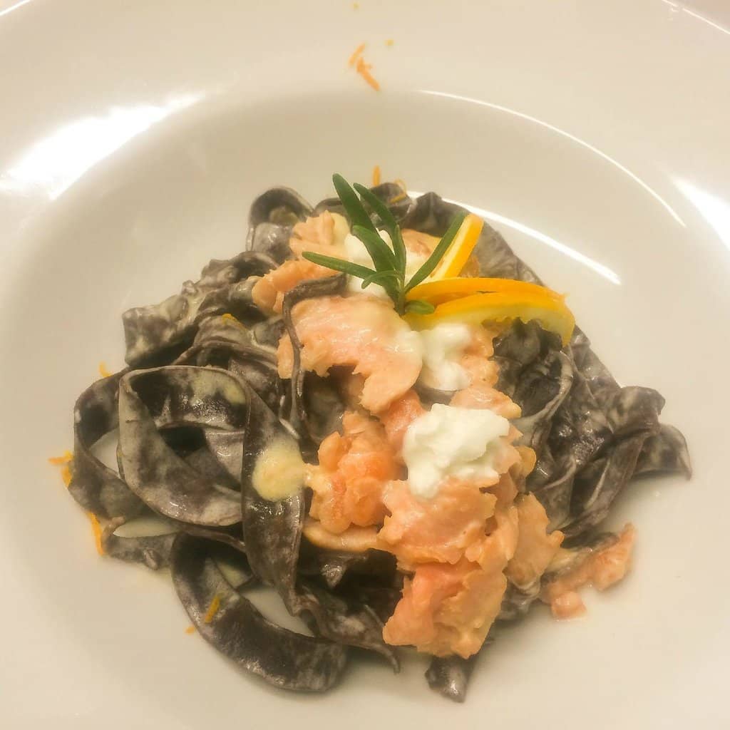 Tagliatelle al cacao con salmona affumicato, mascarpone