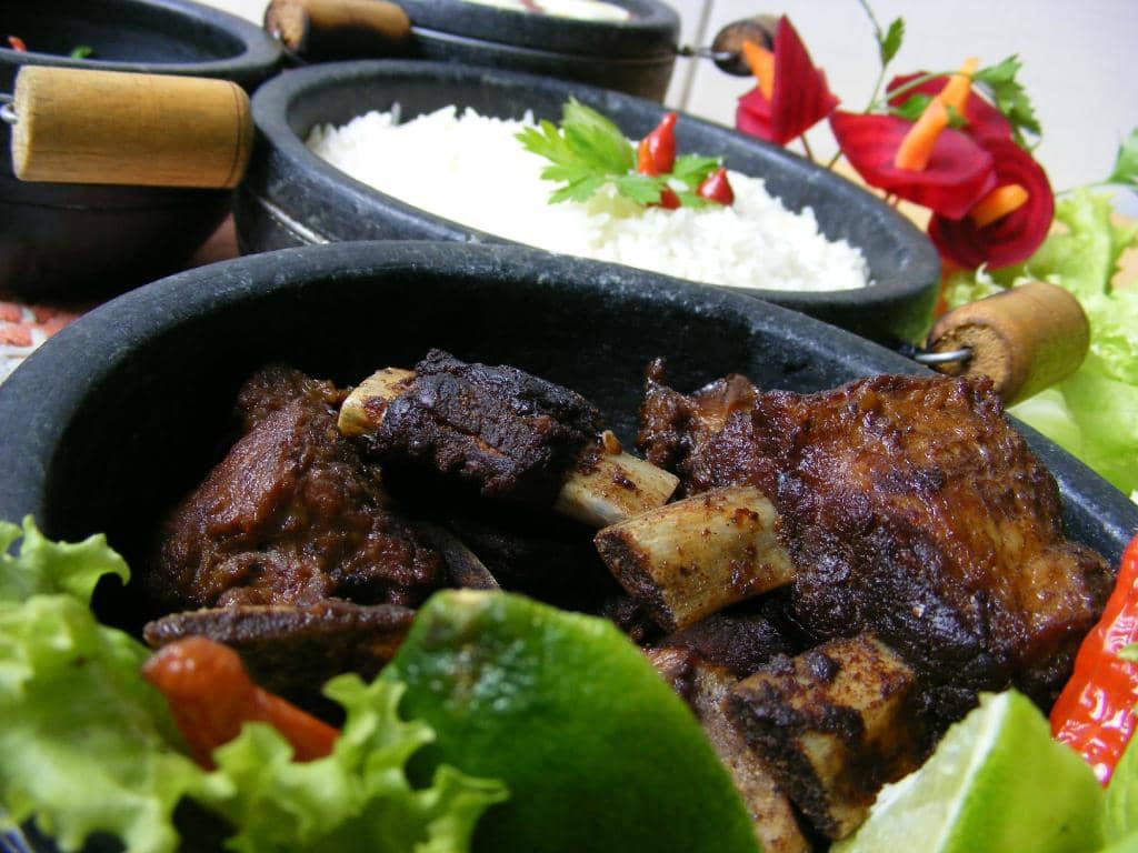 Costelinha, tutu, couve e arroz