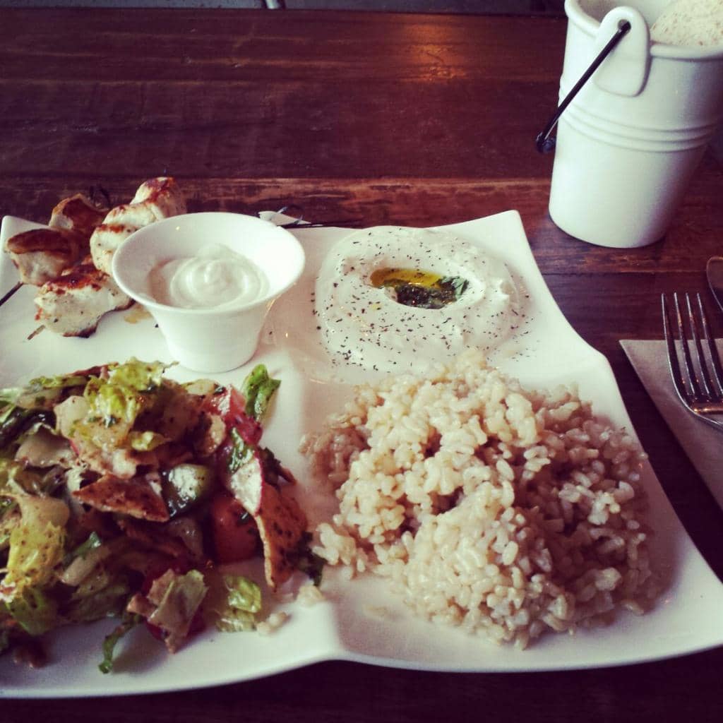 Chicken skewers with garlic sauce