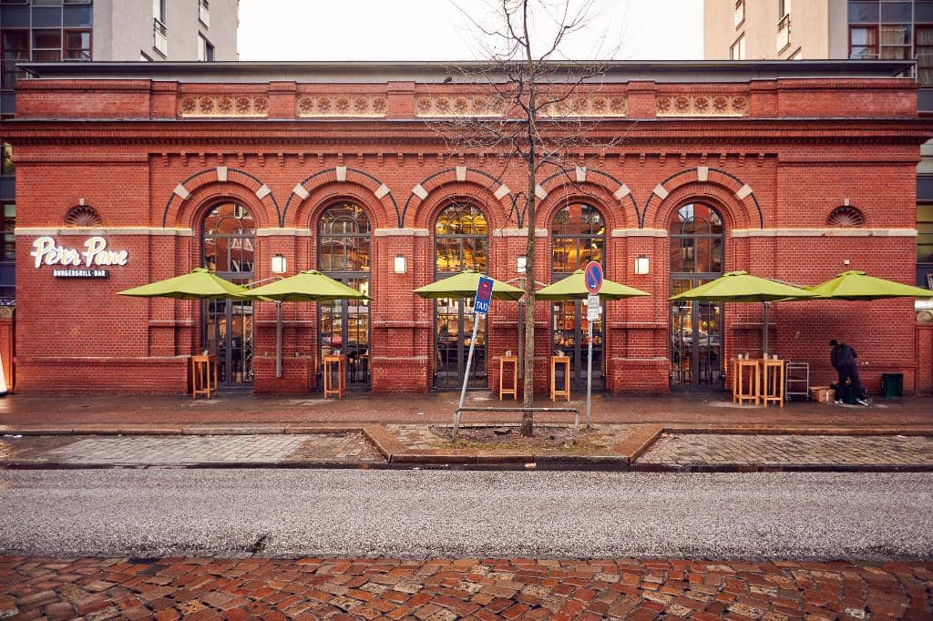 Lively Ambiance & Cocktails