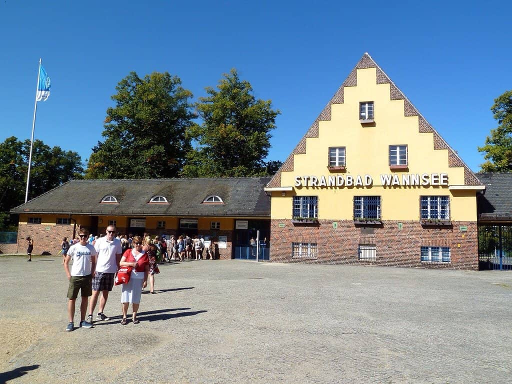 Scenic Lakeside Setting