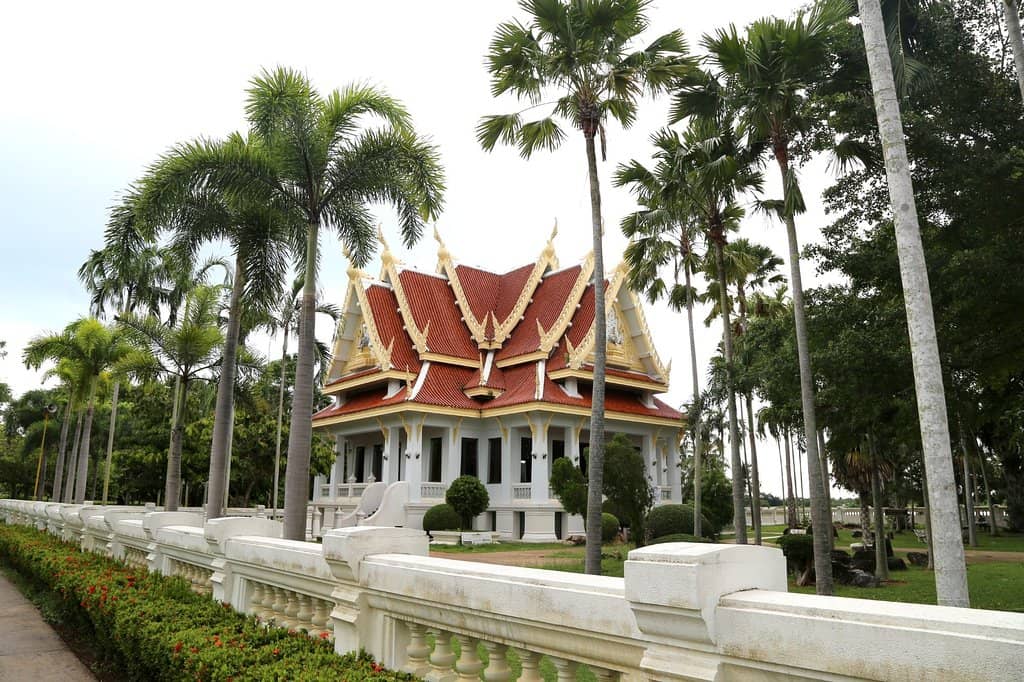 Serene Gardens and Lake