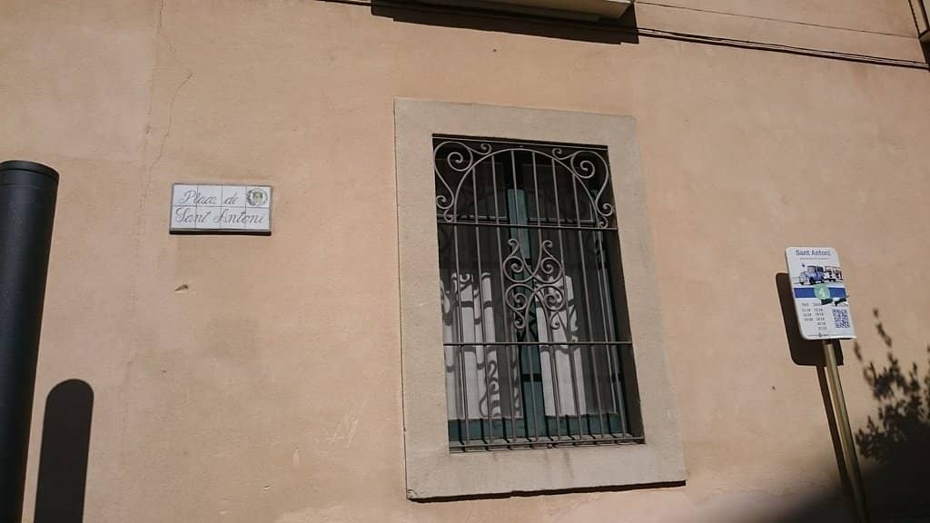 Unique Boutiques & Eateries