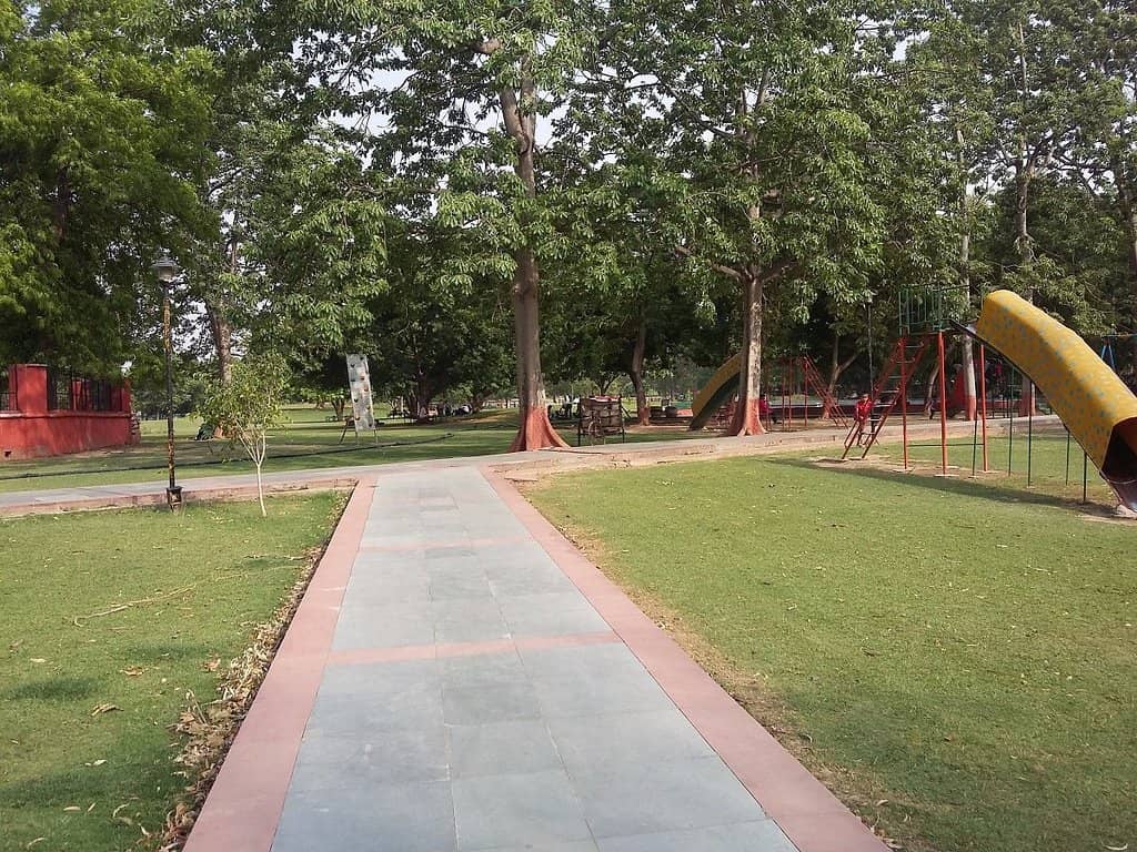 Lush Green Lawns & Pathways