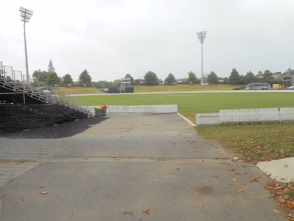 Intimate Oval Layout