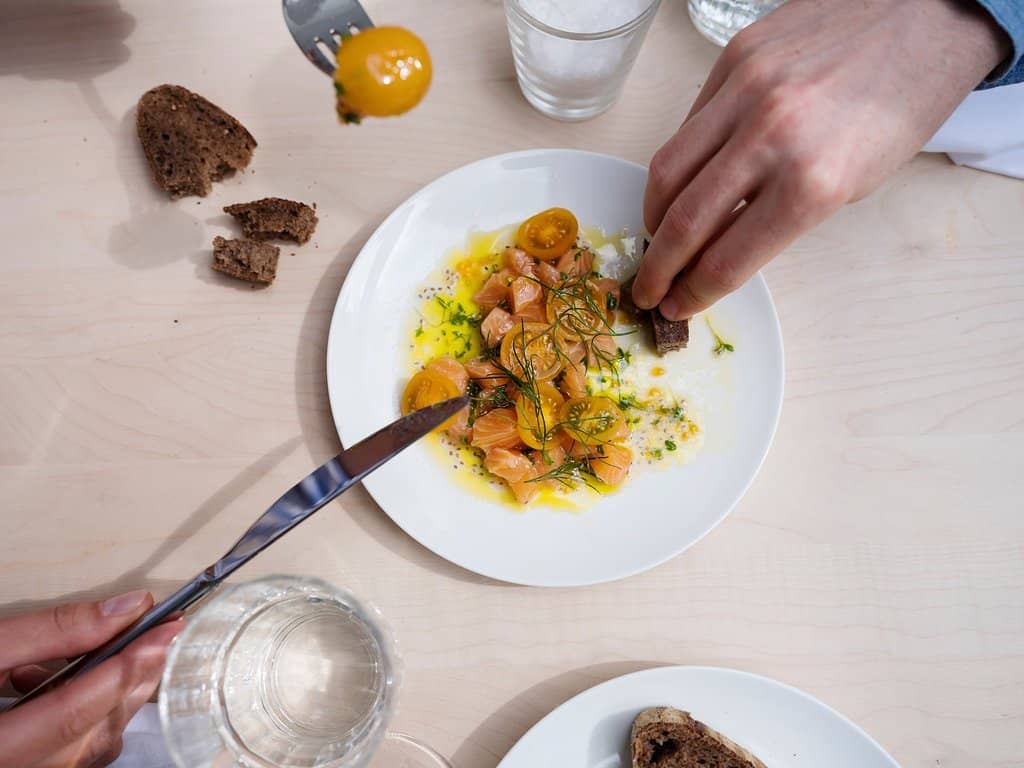 Rindertatar, Krauterselllinge, Liebstöckel & Sauerteignkussper