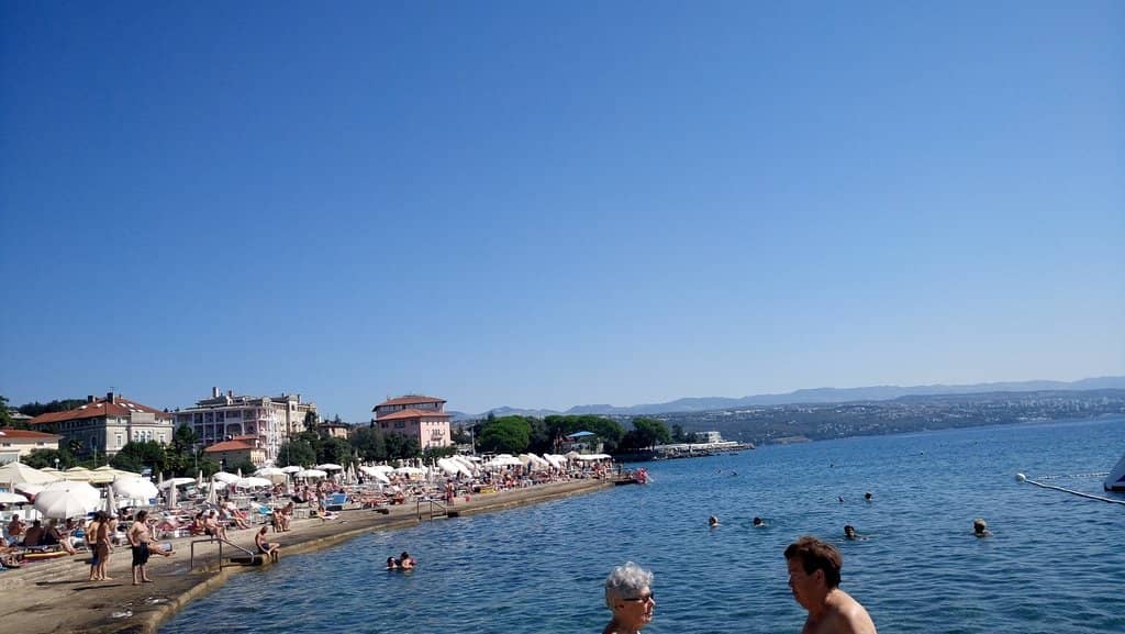 Beachside Cafes & Bars