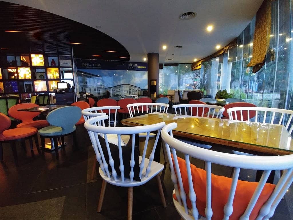 Unique Leaf-Shaped Architecture