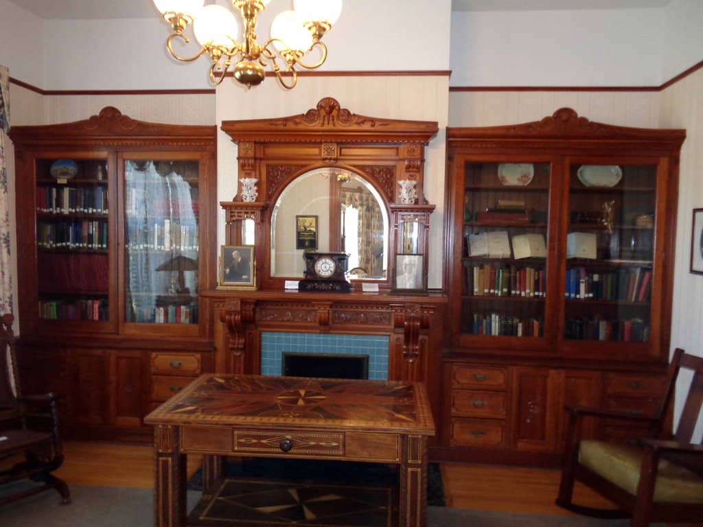 Prisoner-Crafted Artifacts