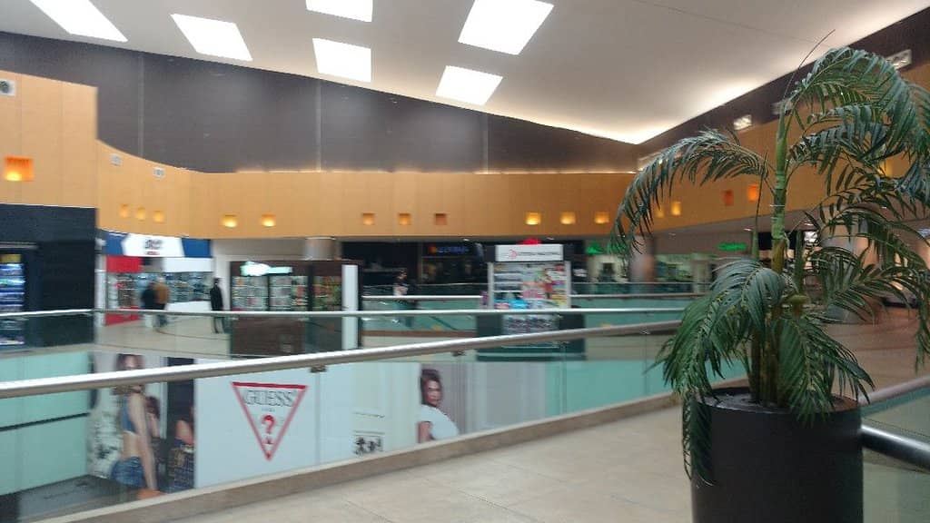 Expansive Food Court