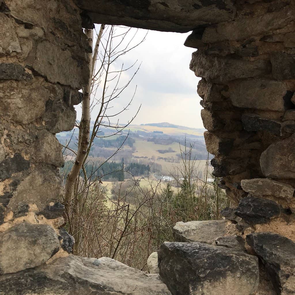 Café & Gallery Below