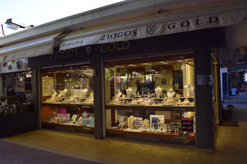 Cozy Cafes and Tavernas