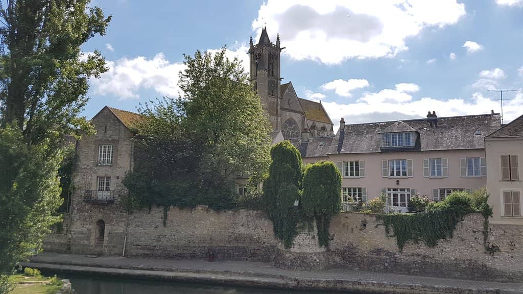 Soaring Arches and Vaulted Ceilings