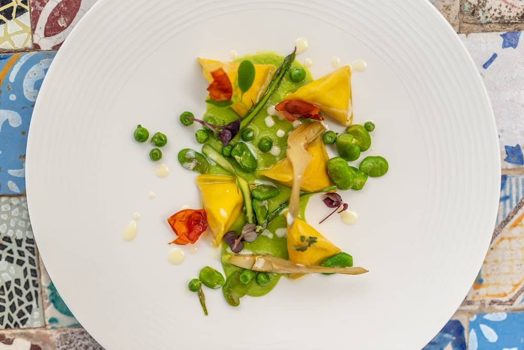 Ravioli con ripieno di caprino e verdure primavera