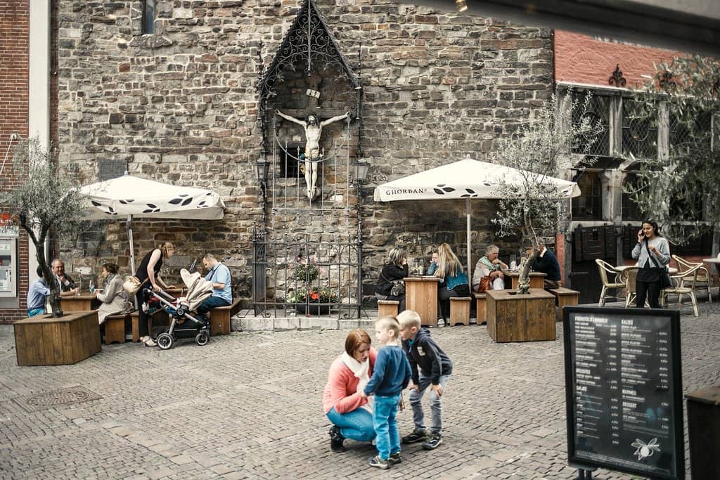 Cozy Atmosphere & 80s Vibes