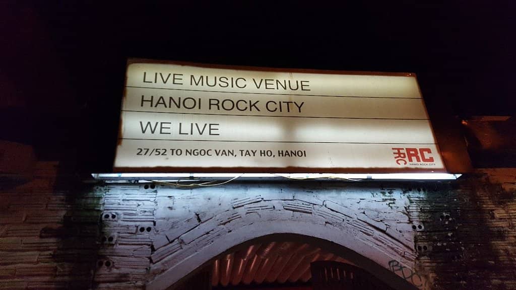 Vibrant Nightlife & Cocktails