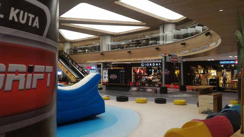 Outdoor Food Court & Entertainment