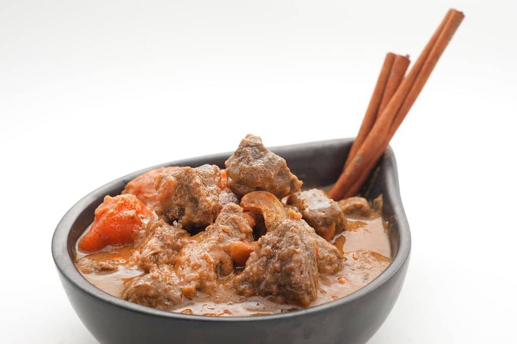 Live Music & Vibrant Atmosphere