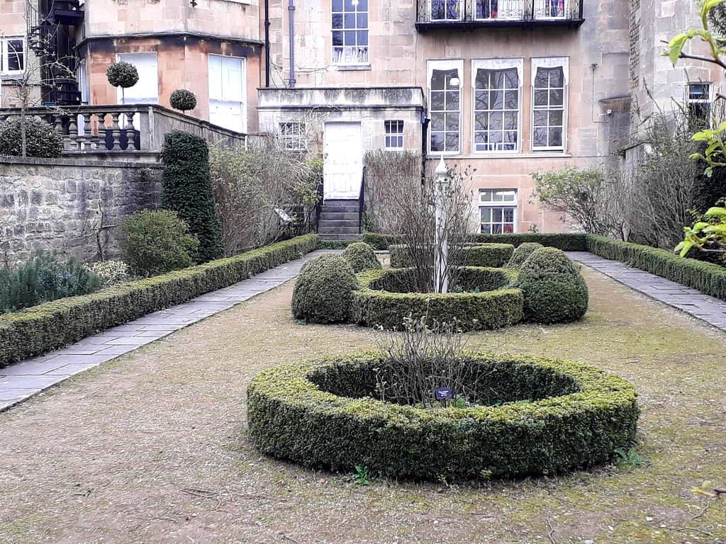 Geometric Box Hedges