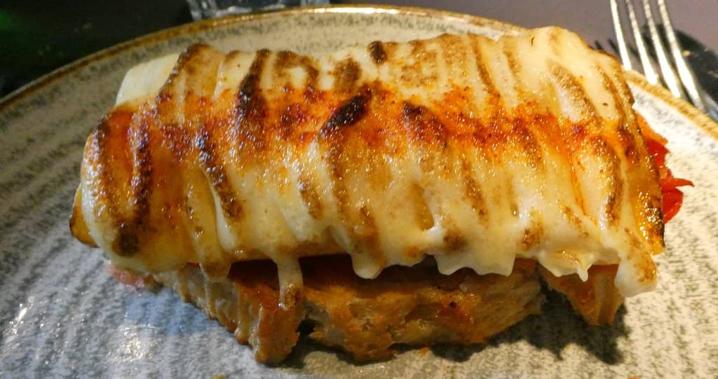 Chic and Vibrant Atmosphere