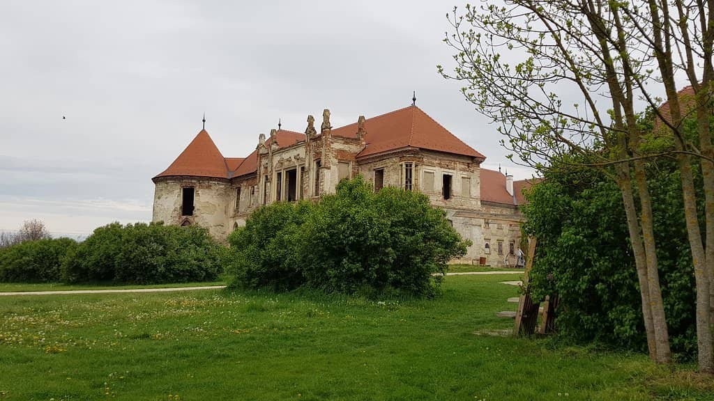 Outdoor Grounds & Pond