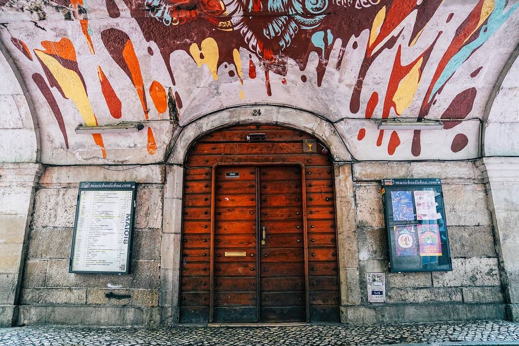 Intimate Cavern Rooms