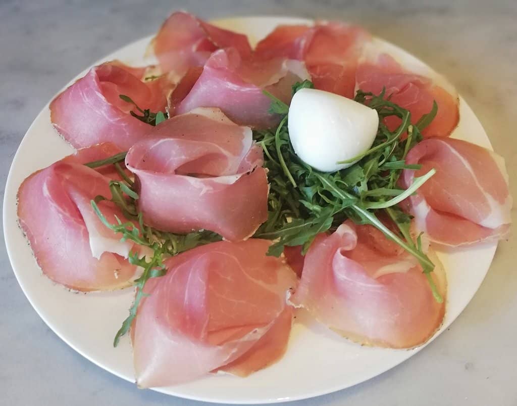 Prosciutto crudo 12 mesi su letto di rucola con mozzarella di bufala