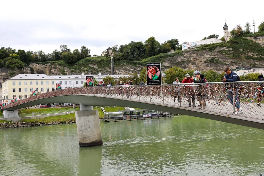 Charming Boutiques & Cafés