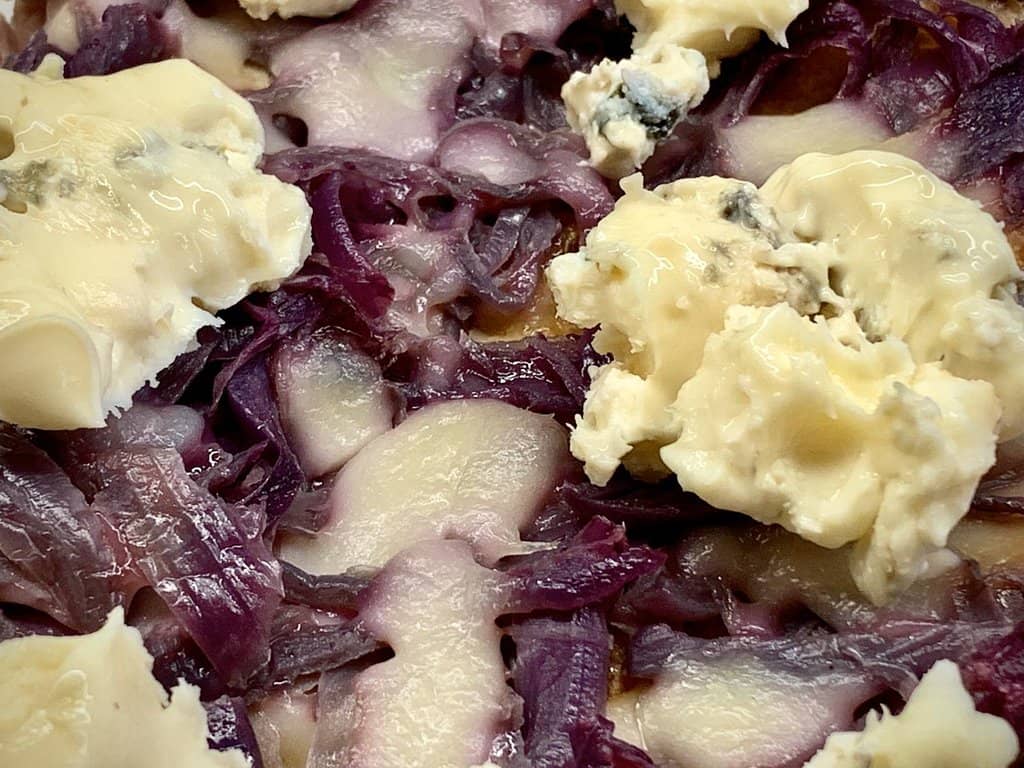 Pizza con Gorgonzola di alto alpeggio e cipolla cotta nel vino chianti