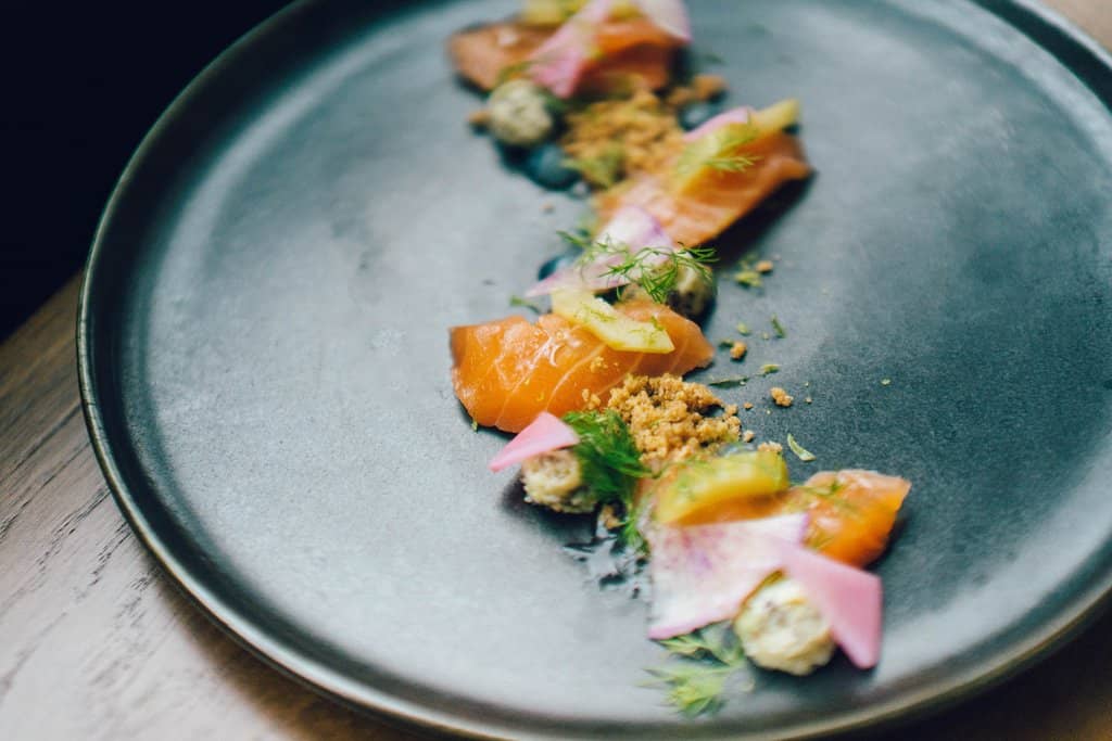 Saumon Bømlo comme un Gravlax, beurre fumé aux algues