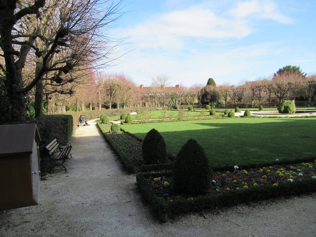 Museum & Cathedral Backdrop