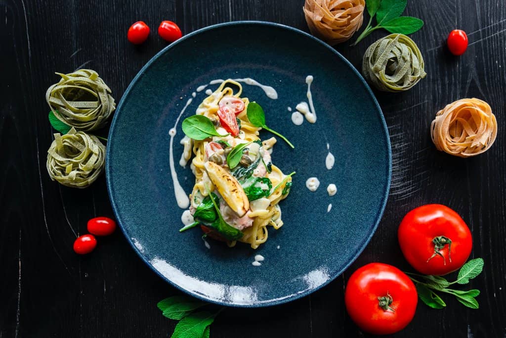 Fettuccine z pieczonym łososiem