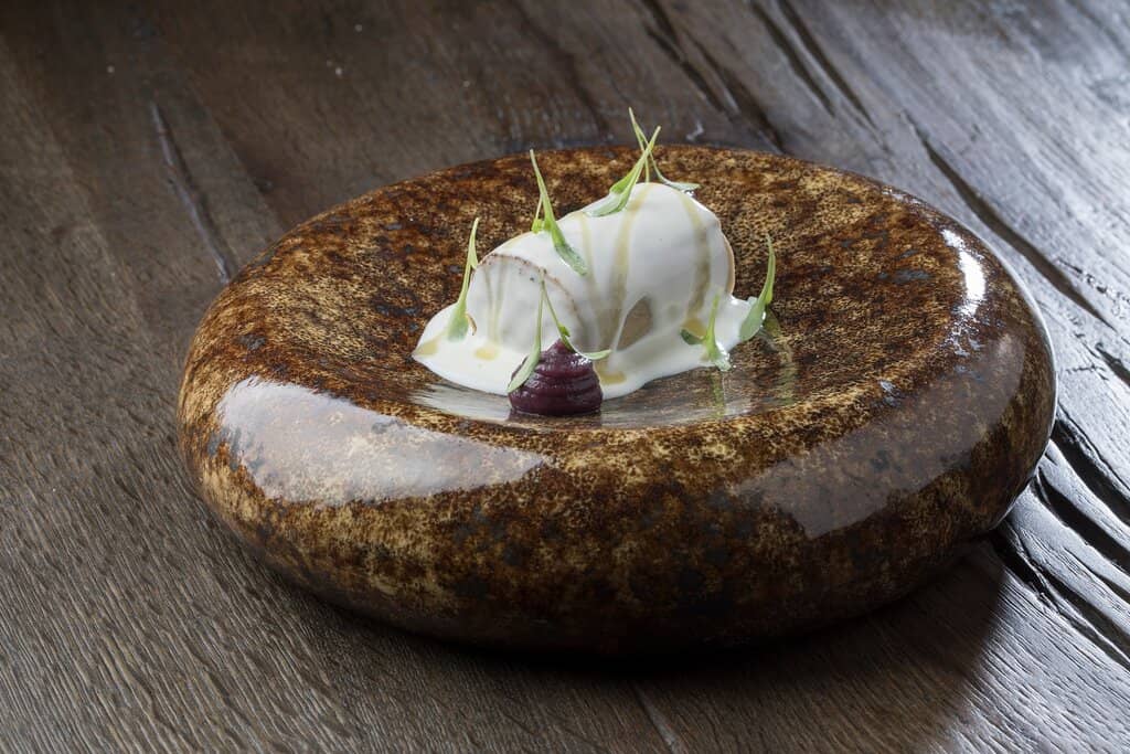 Canelón de Pintada con bechamel de leche de cabra