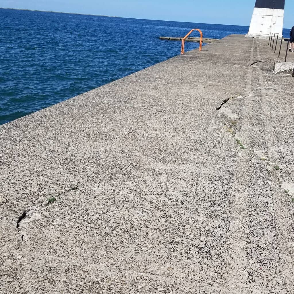 Erie Harbor North Pier Light