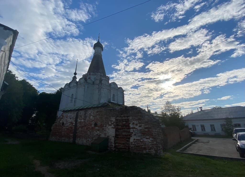 Dual-Tiered Structure