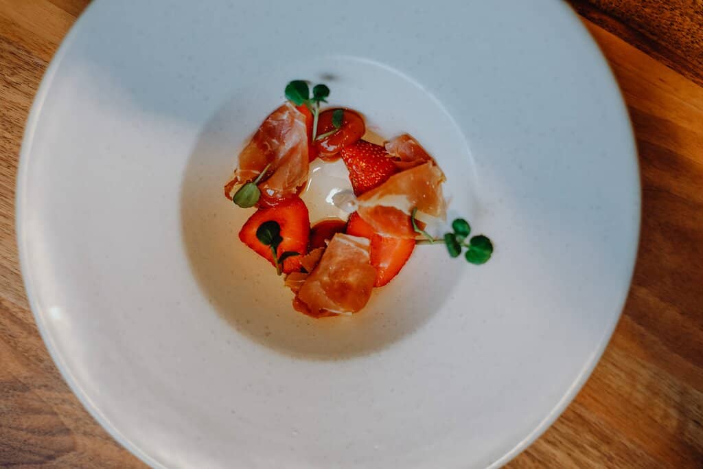 Klare Gazpacho | Erdbeere | Schinken