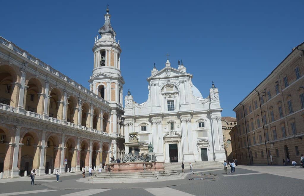 Piazza della Madonna's Heart