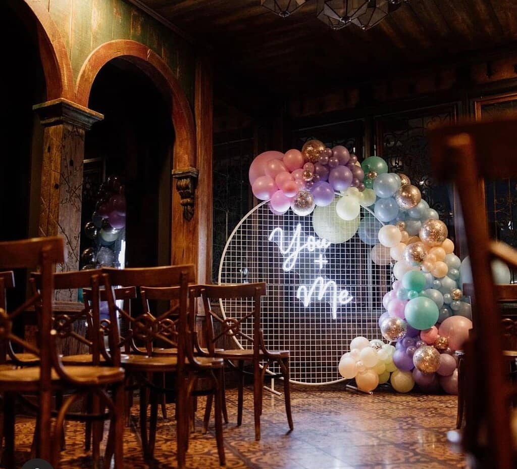 Vibrant Ambiance & Live Music