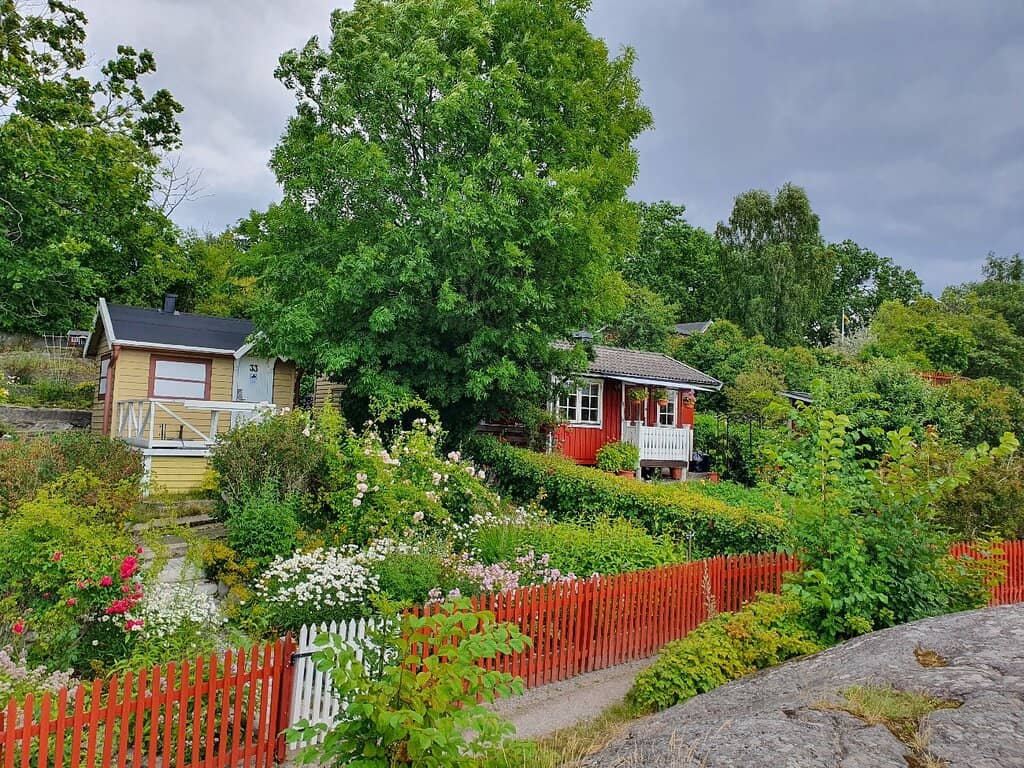 Charming Cottages & Gardens