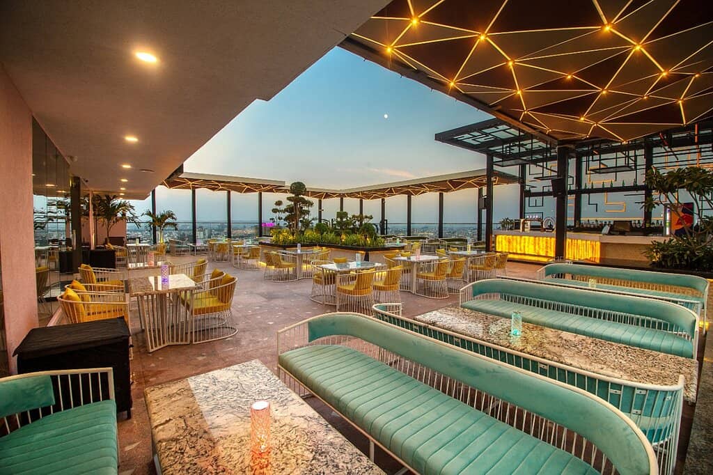 Luxurious Lounge & Kitchen