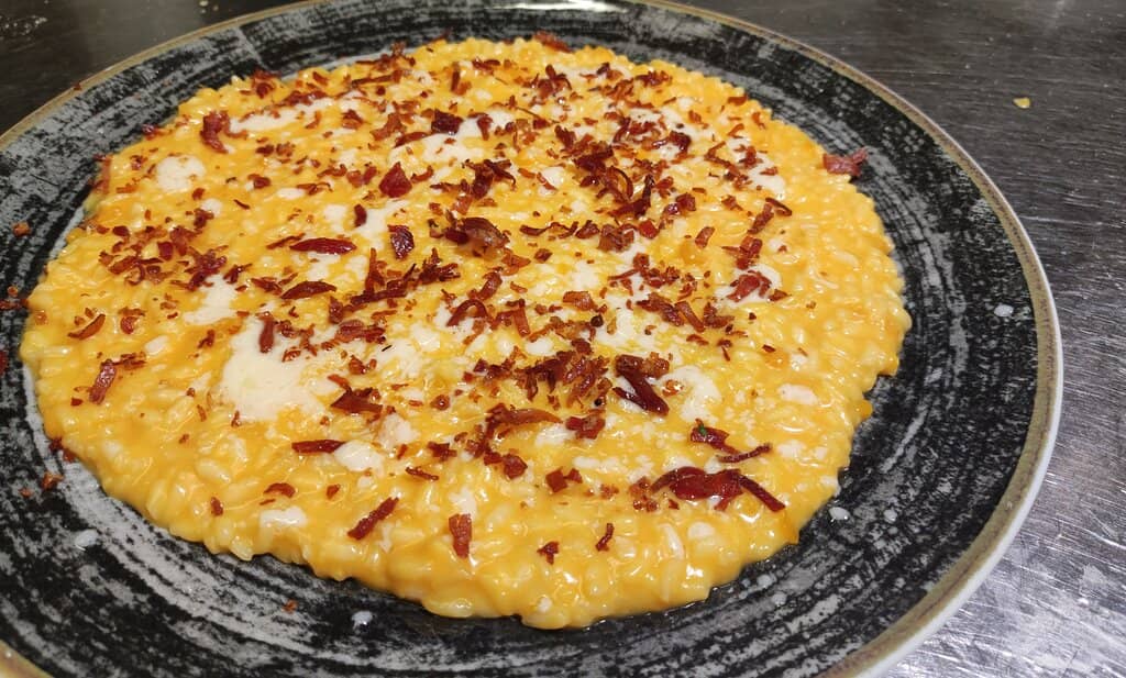 Welcoming Ambiance and Open Kitchen