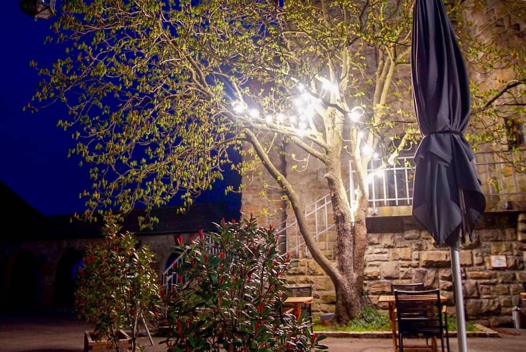 Impressive Courtyard Ambiance