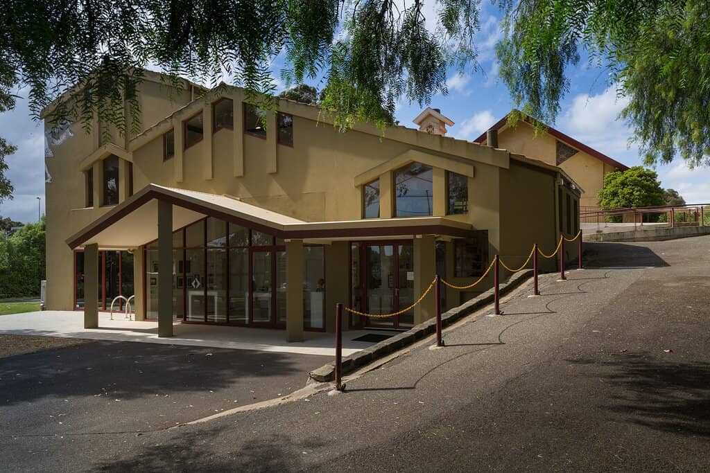 Intimate & Engaging Atmosphere