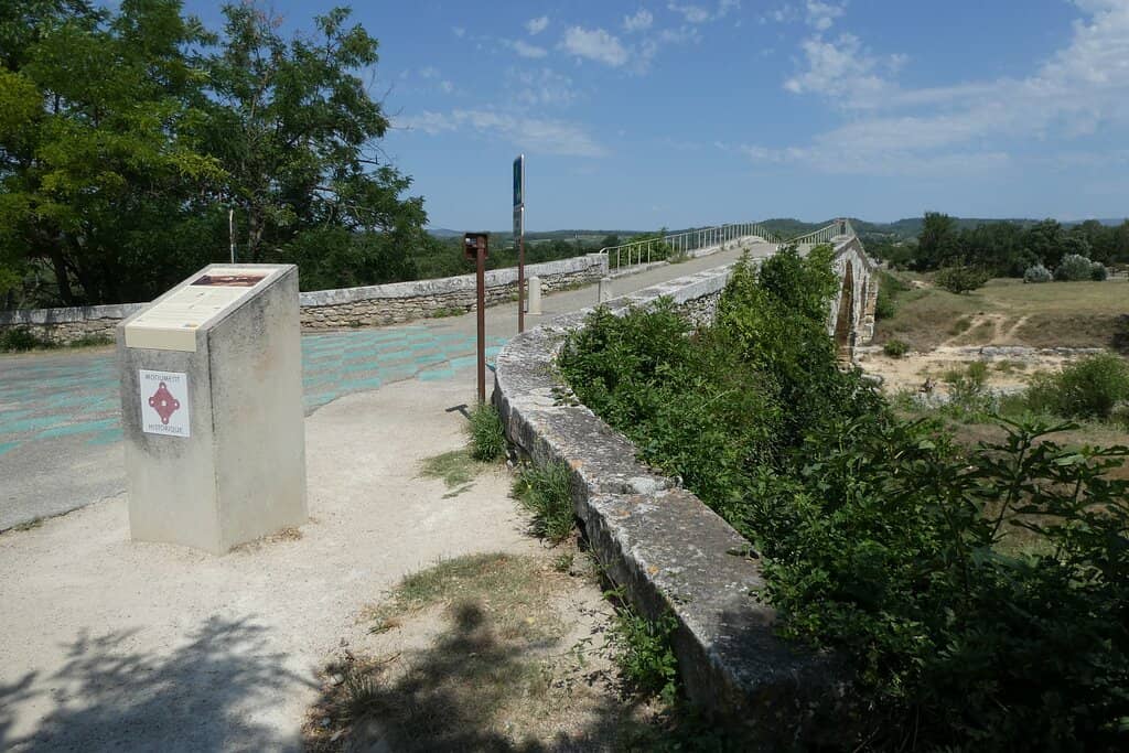 Scenic Luberon Valley Setting
