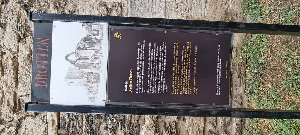 Unusual Architectural Traces