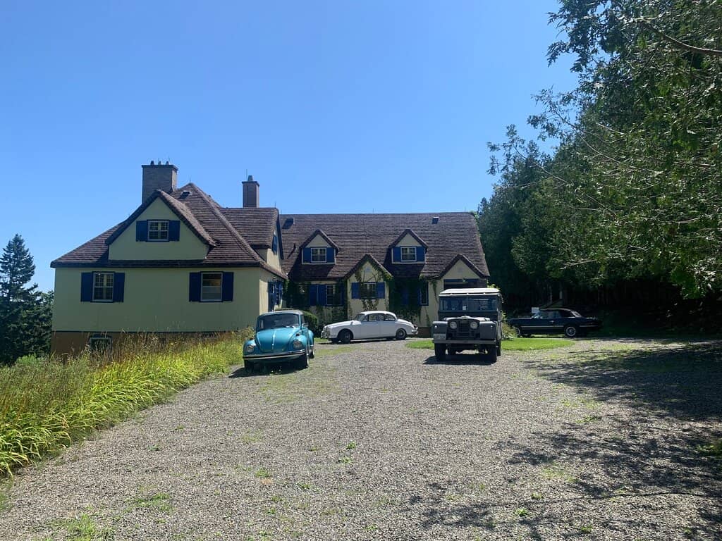 Manicured Grounds & Gardens